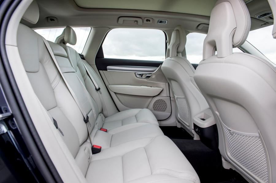 Интерьер Volvo V90 D4 Momentum 2016 года  (UK) (фото 2 из 21)